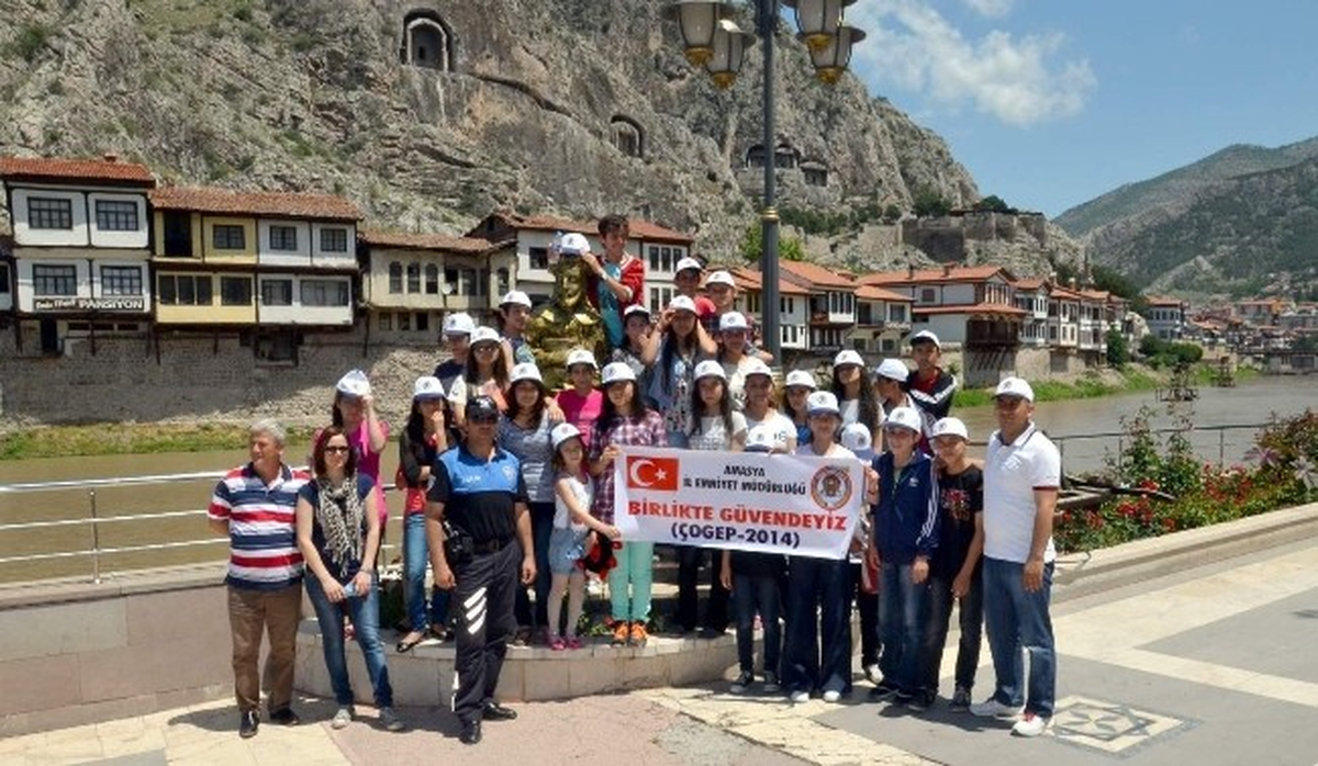 Polisler Öğrencilere Amasya\'yı Gezdirdi