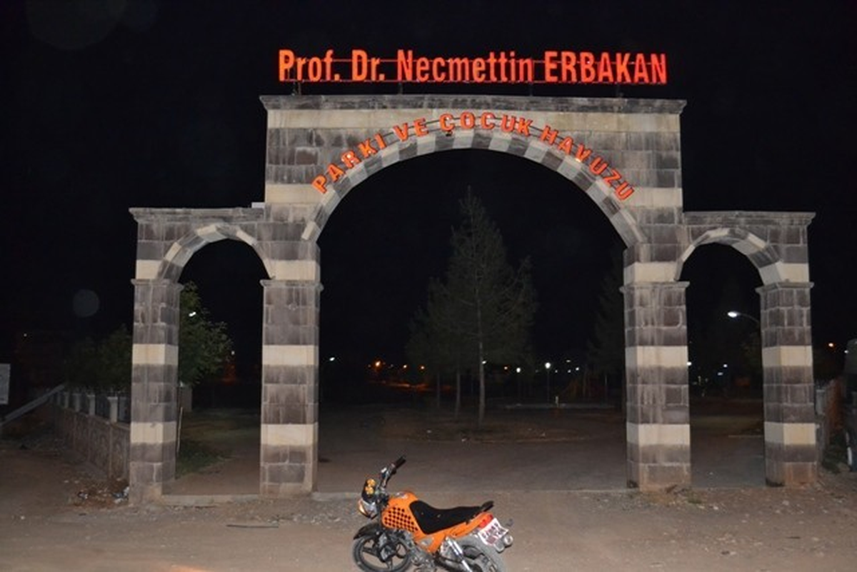Prof. Dr. Necmettin Erbakan Parkına Işıklı Tabela Takıldı