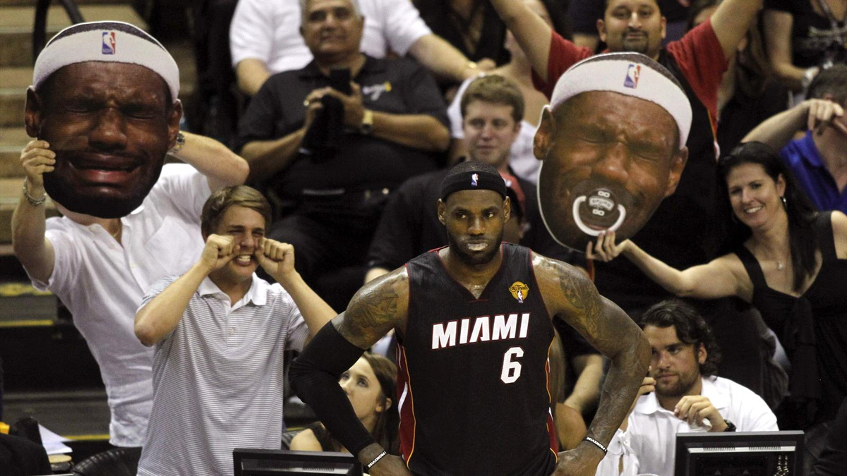 San Antonio Spurs Taraftarı LeBron ile Dalga Geçti