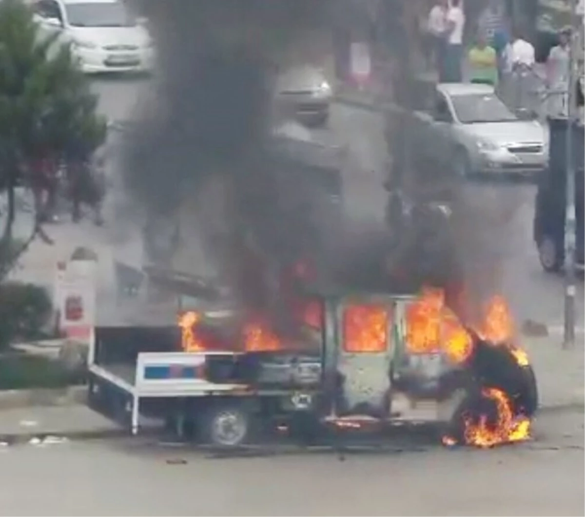 Sancaktepe\'de Terör Örgütü Yandaşlarının Belediye Aracını Yakması Amatör Kamera Tarafından...
