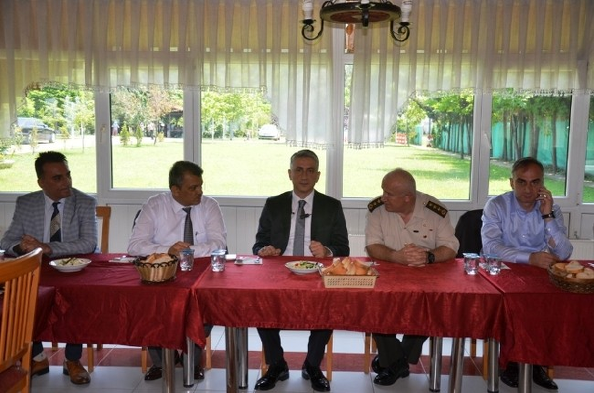 Sapanca İlçe Jandarma\'dan Yaşlı Çınarlara Yemek