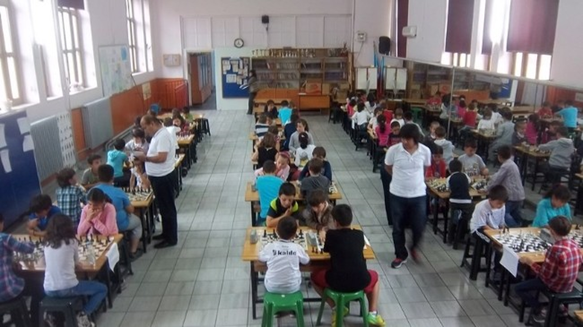 Satranç Turnuvasında Dereceye Giren Öğrencilere Ödül
