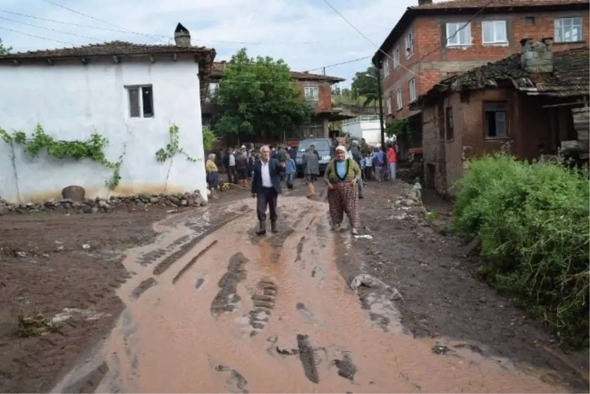 Sındırgı\'da Sağanak Yağış Kırsal Mahallelerde Etkili Oldu