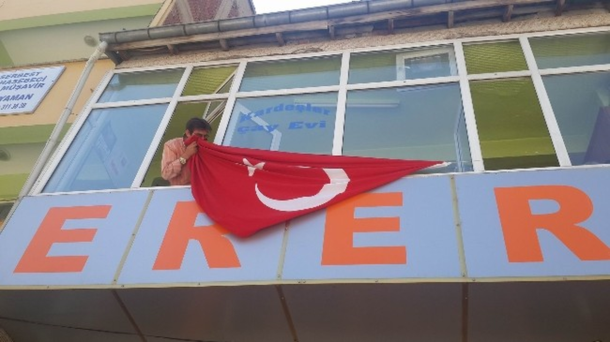Suşehri\'nde Esnaf İş Yerlerine Türk Bayrağı Astı