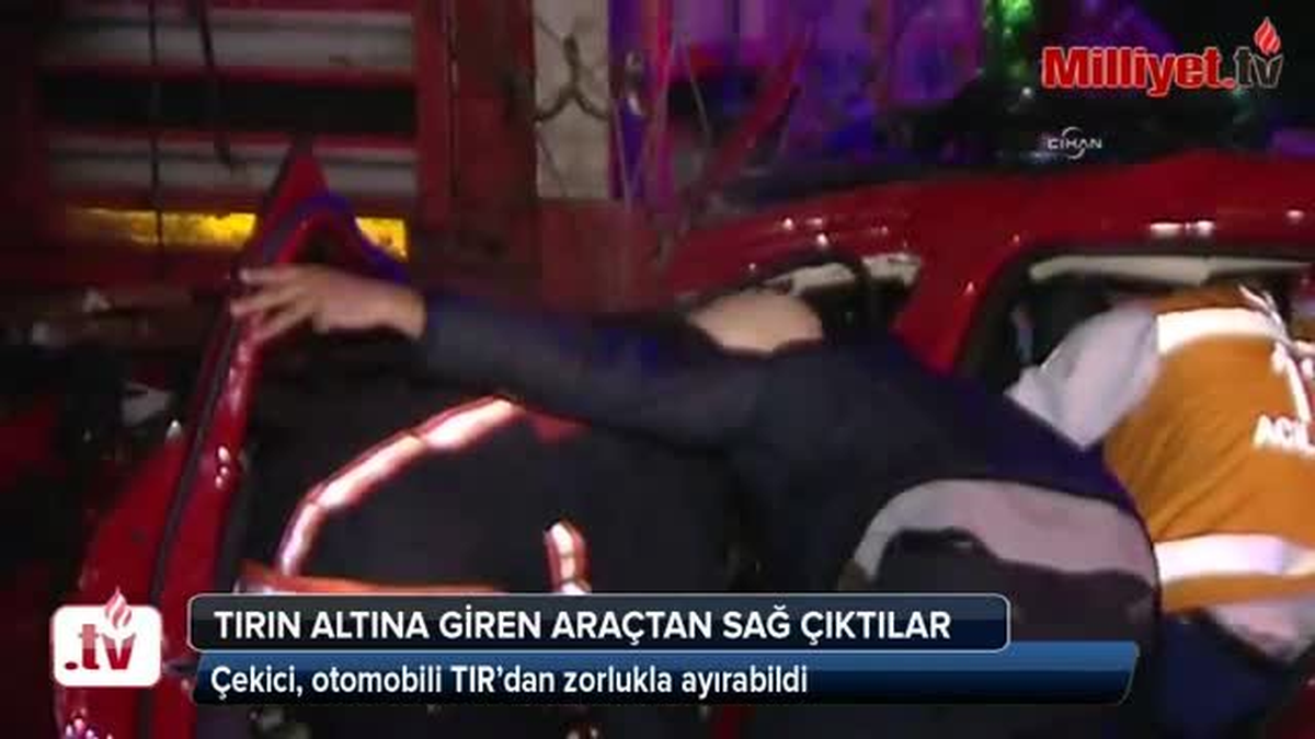 Tırın Altına Giren Araçtan Sağ Çıktılar