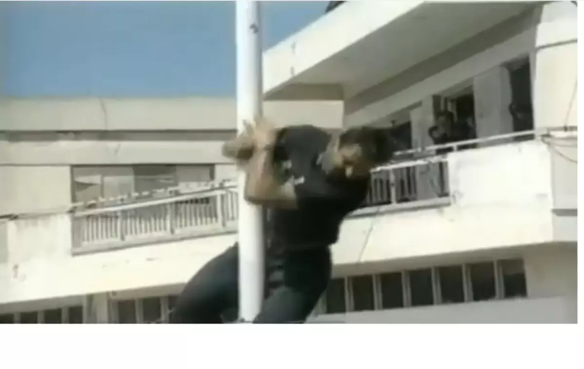 Türk Bayrağını İndirmeye Çalışan Rum, Askerler Tarafından Vuruldu