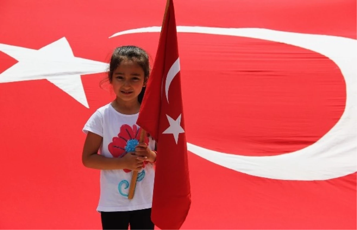 Türk Bayrağının İndirilmesi Adana\'da Protesto Edildi