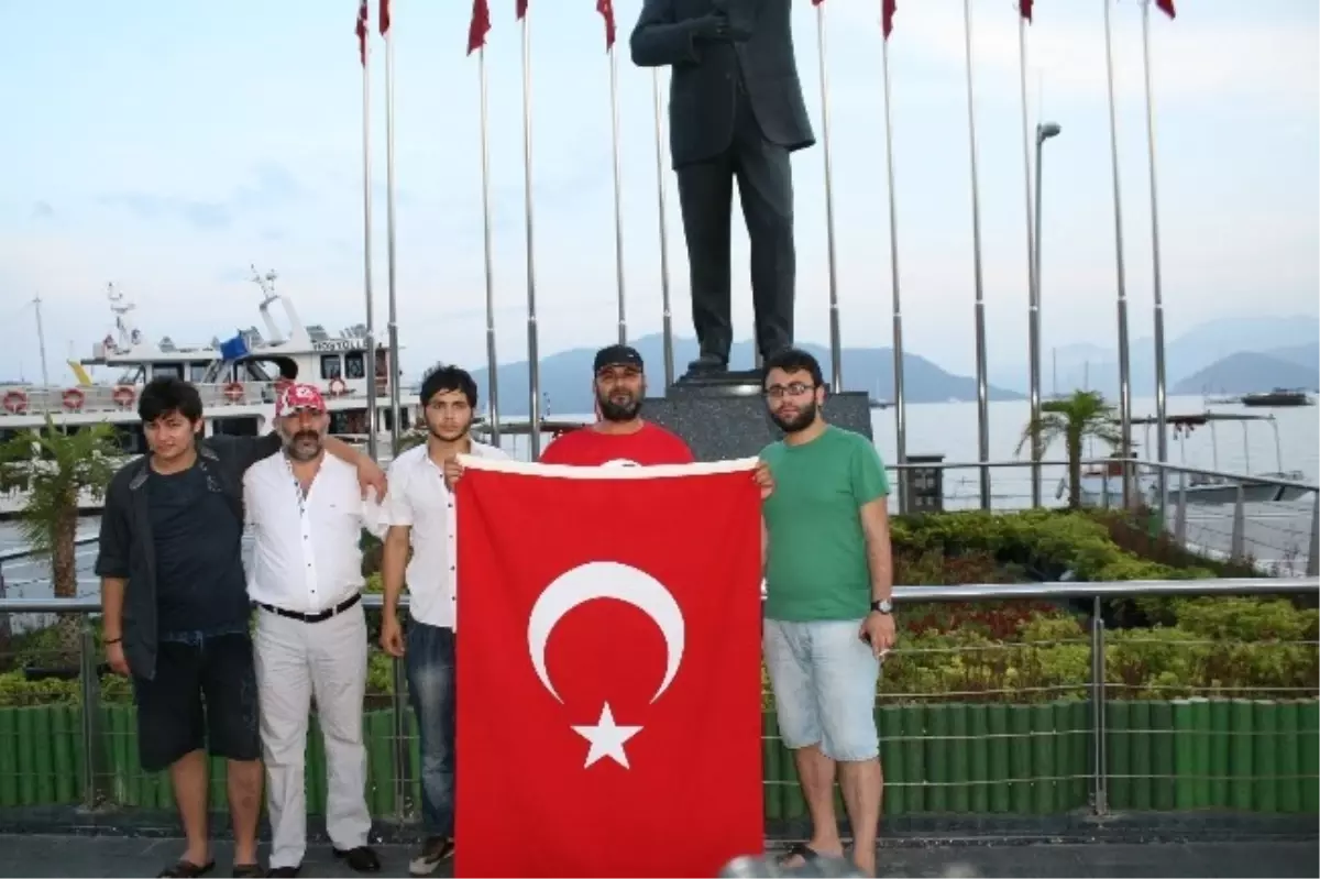 Türk Bayrağının İndirilmesi Marmaris\'te Protesto Edildi
