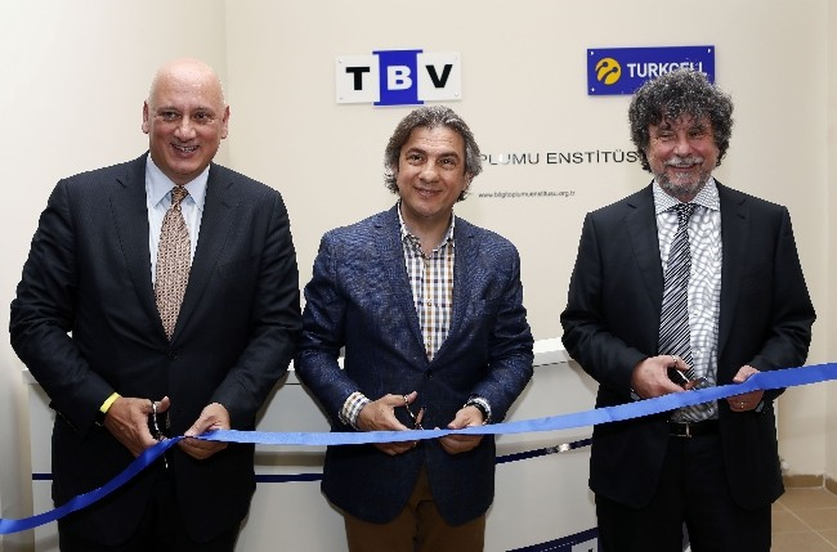 Turkcell\'den \'Bilgi Toplumu Enstitüsü\'