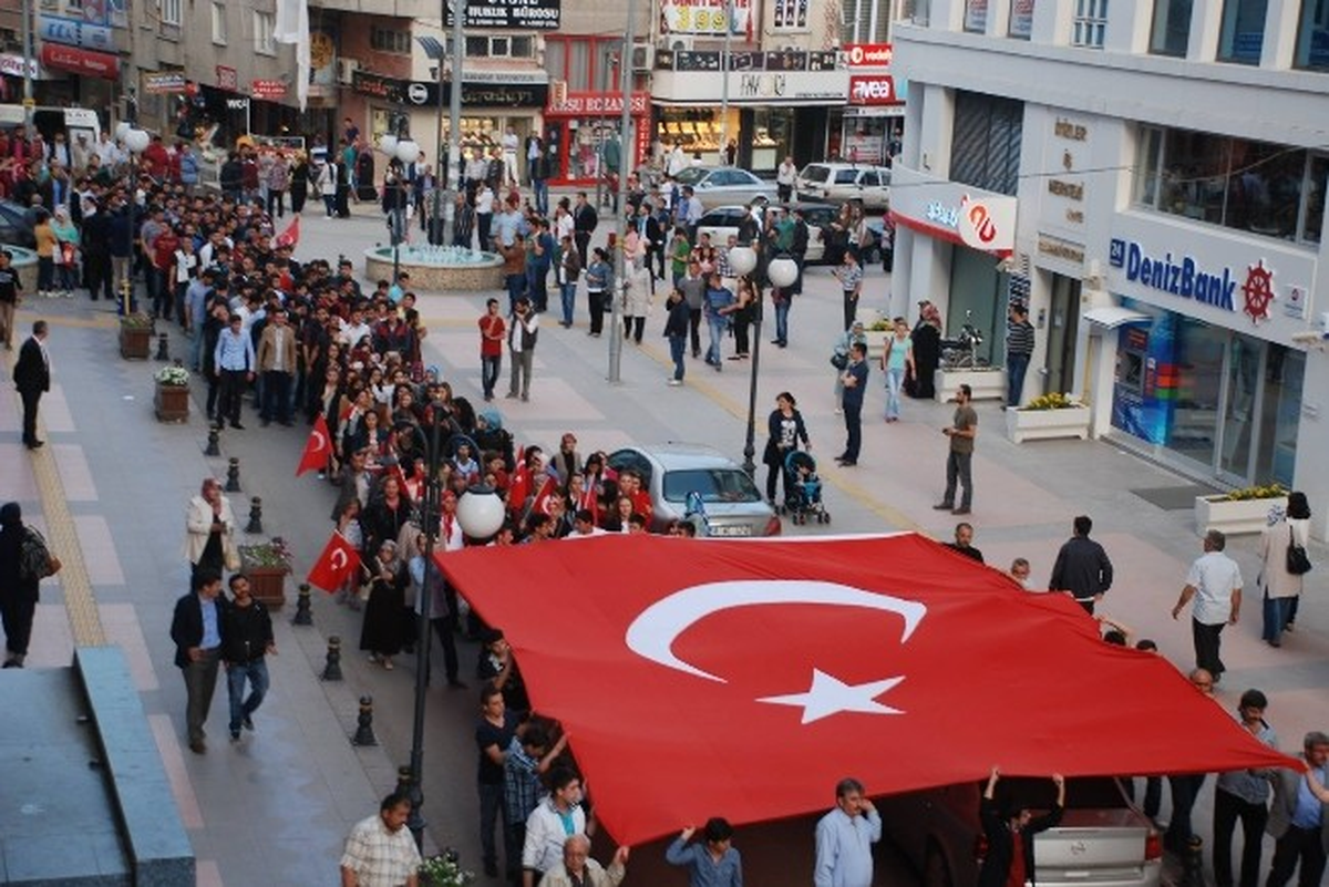 Ülkücüler İndirilen Bayrak İçin Yürüdü