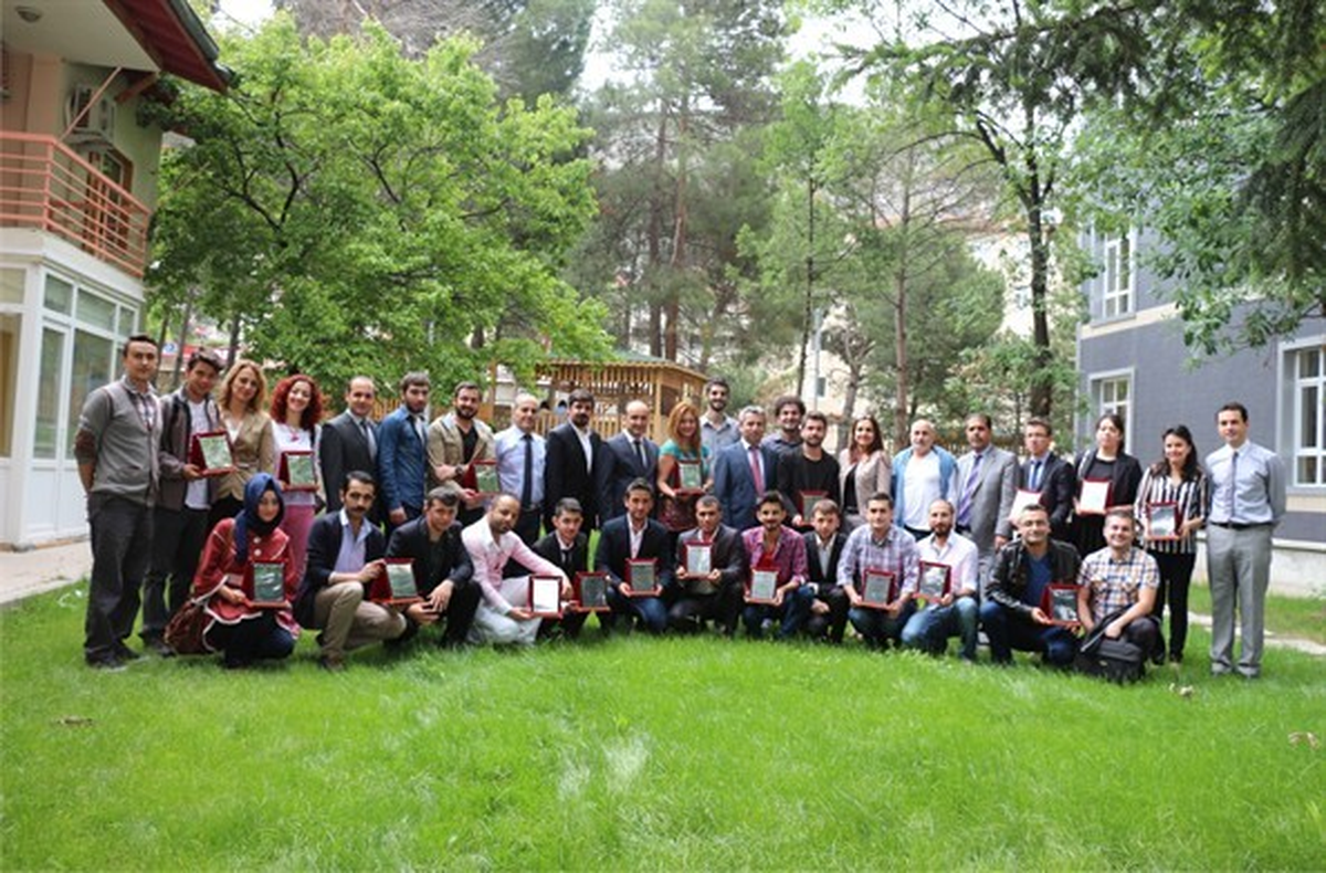 Üniversite Yönetiminden Öğrenci Kulübü Başkanlarına Plaket