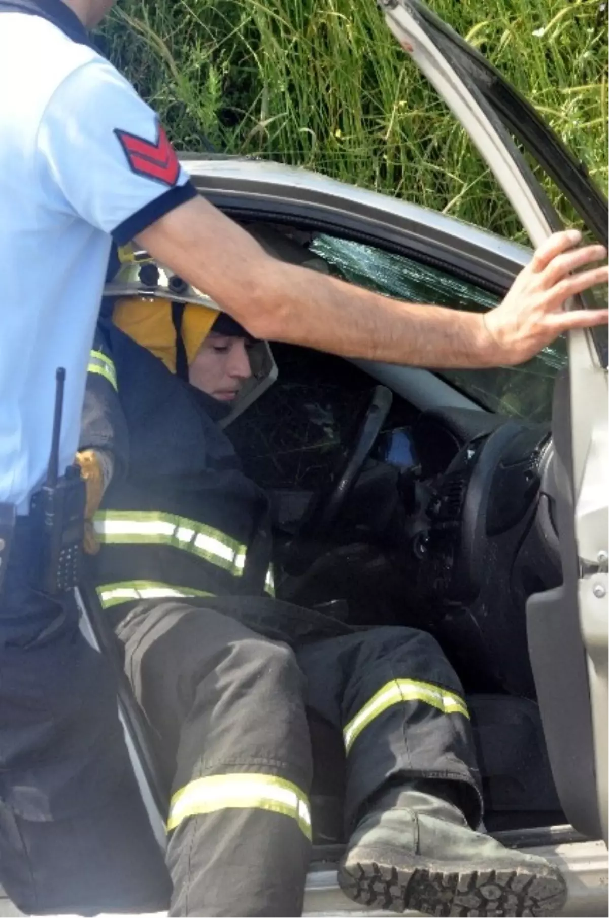 Yoldan Çıkarak Bariyerleri Aşan Otomobil 75 Metre Sürüklendi