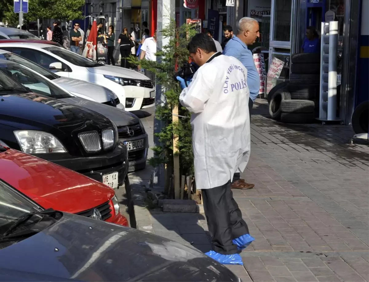 Adliye Önünde Bıçaklı Kavga: 1 Yaralı