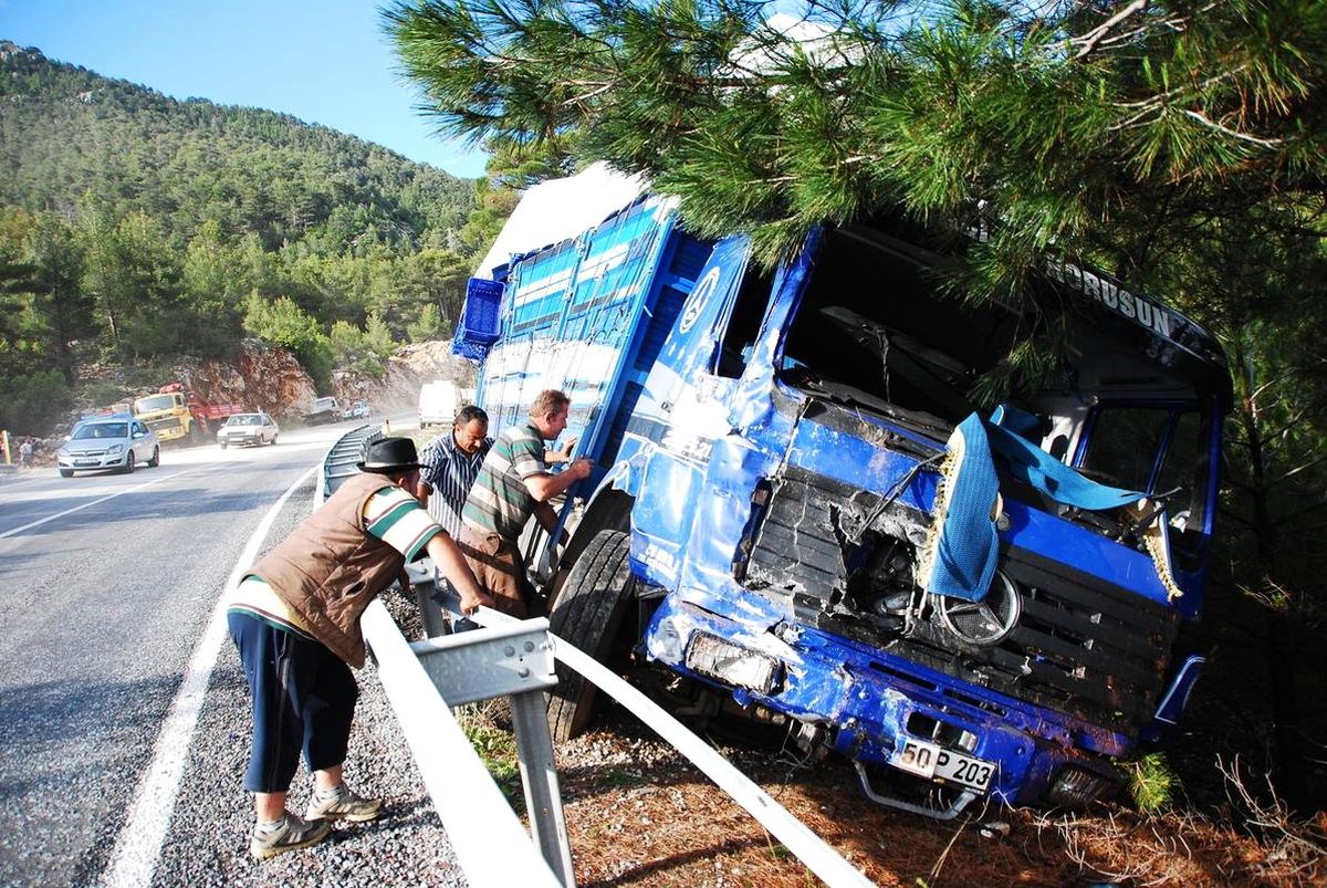 Antalya\'da Trafik Kazası: 4 Yaralı
