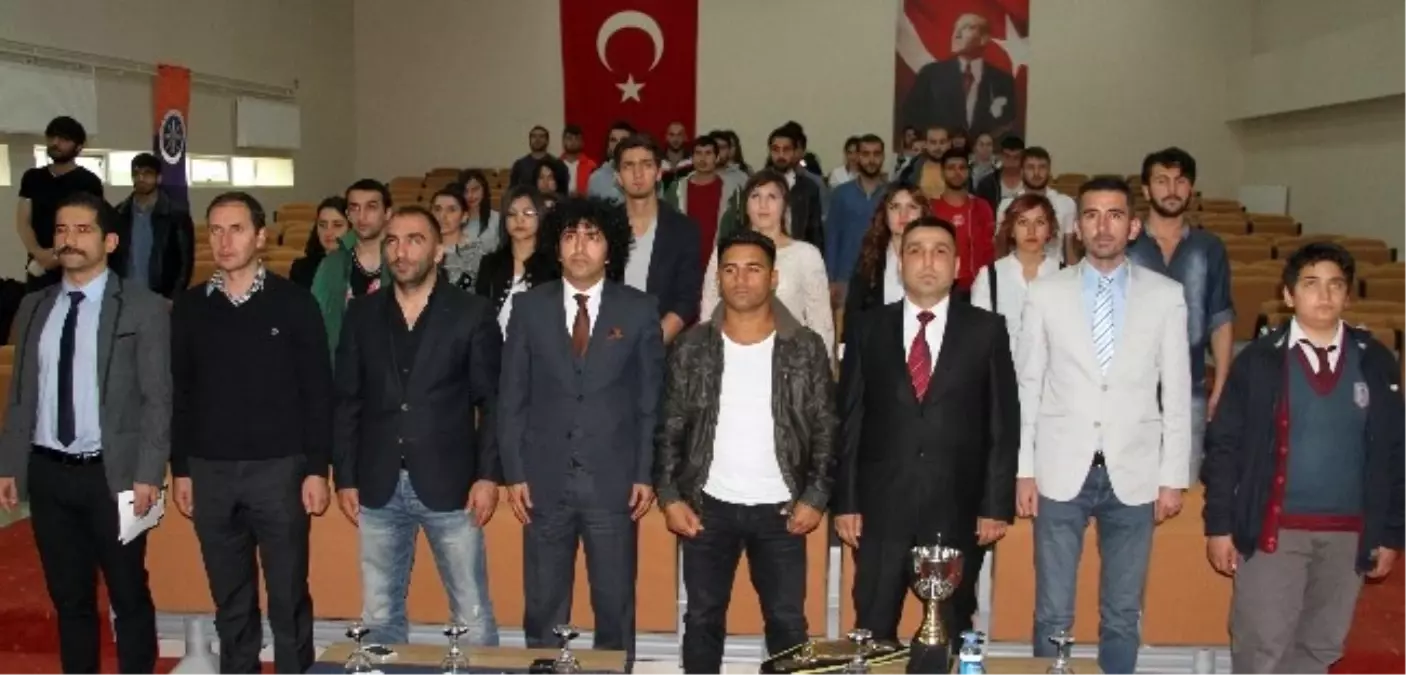 ARÜ\'de Dünya Kick Boks Şampiyonu Varol\'la Söyleşi Yapıldı