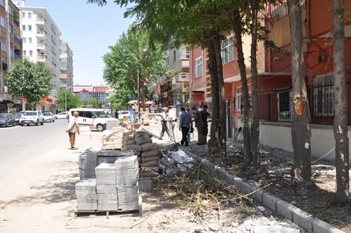 Askeri Lojmanın Duvarını Yıkıp Kaldırım Yaptı