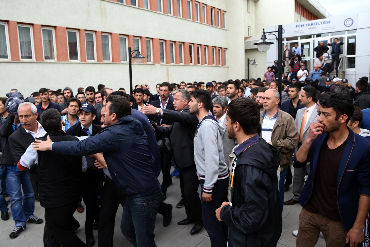 Atatürk Üniversitesi\'nde Gerginlik: 42 Gözaltı