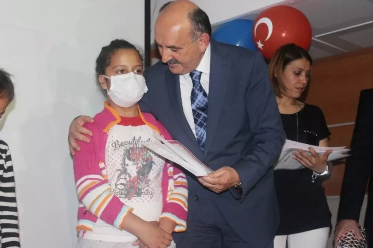 Bakan Müezzinoğlu, Lösemi Tedavisi Gören Çocuklara Karnelerini Verdi