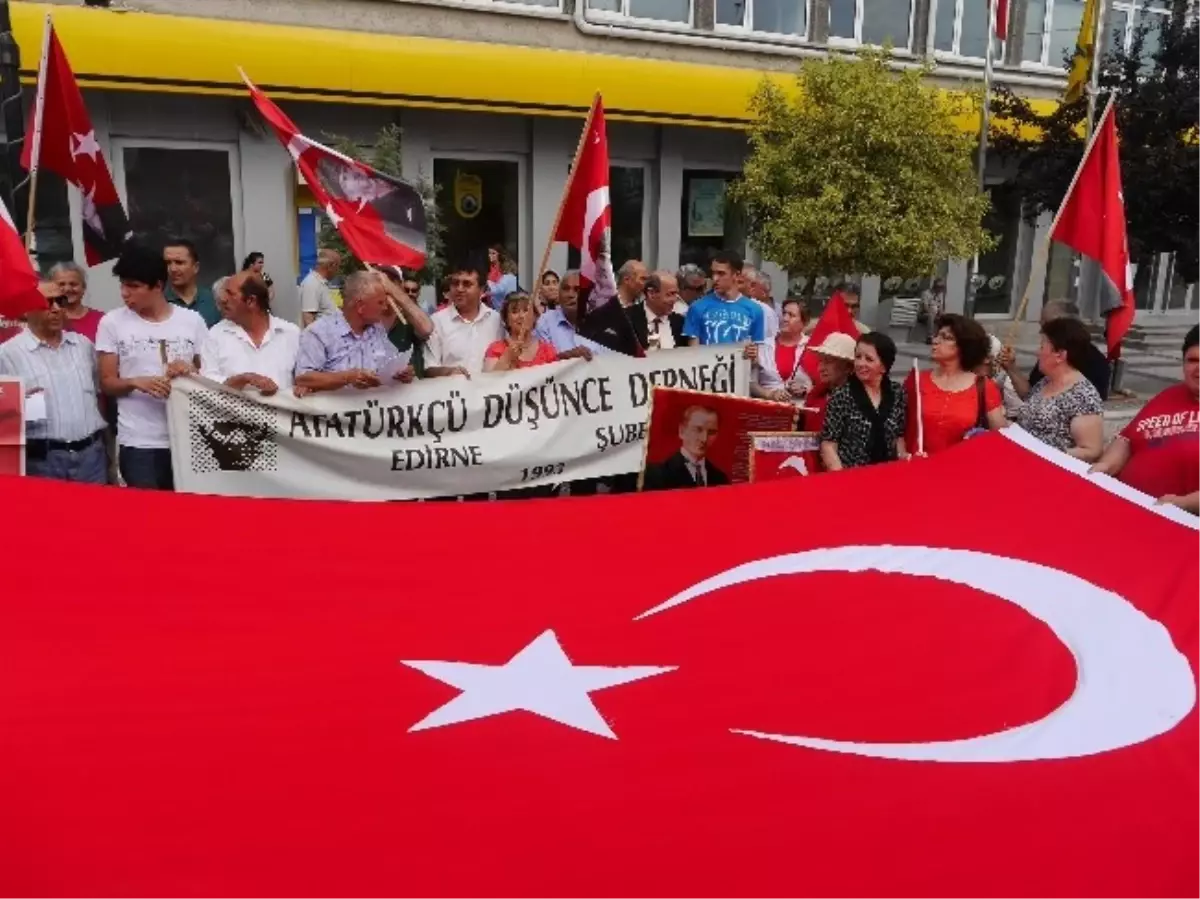 Bayrak İndirmeye \'Bayraklı\' Protesto