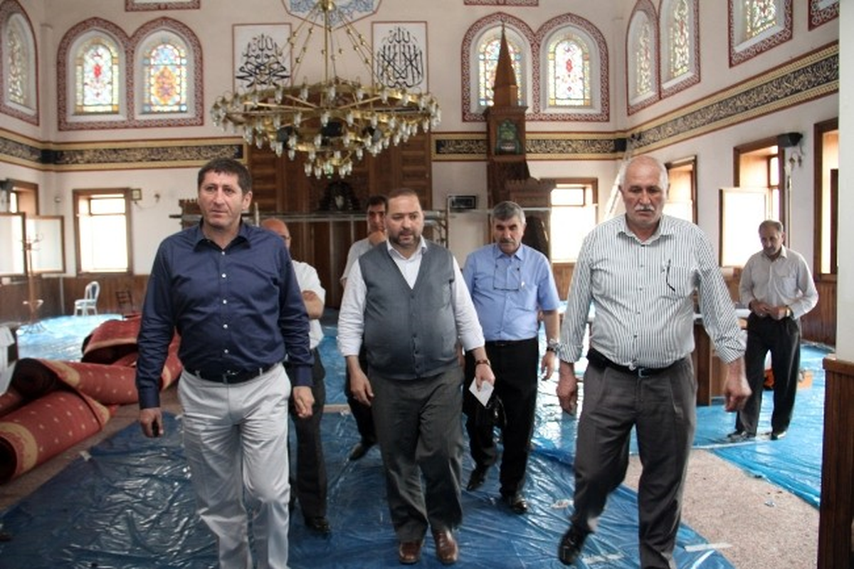 Belediye Yangında Zarar Gören Caminin Yaralarını Sarıyor