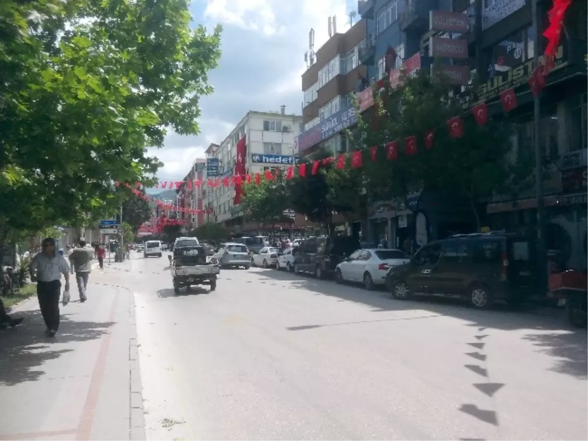 Cadde Bayraklarla Donatıldı