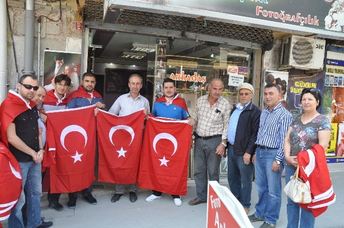 CHP\'den Kırkağaçlı Esnafa Türk Bayrağı