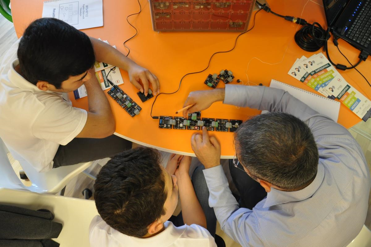 Darüşşafaka Tekno-Girişimcilik Gençlik Merkezi" Açıldı