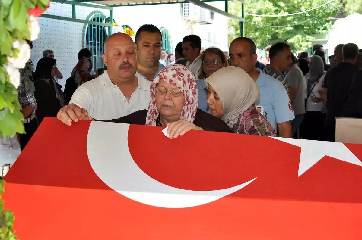 Şehit Polisin Cenazesi İzmir\'de Toprağa Verildi