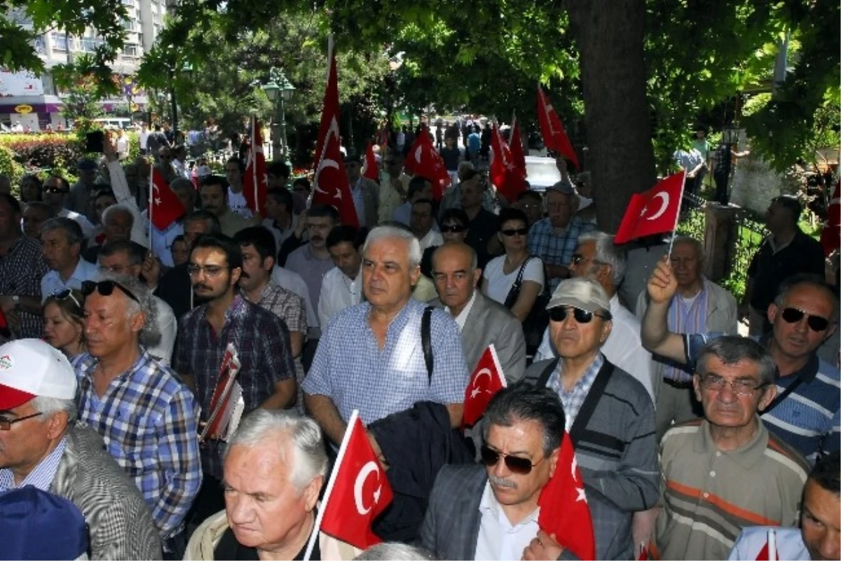 Eskişehir\'de Türk Bayrağına Yapılan Saldırıya Protestolar Sürüyor