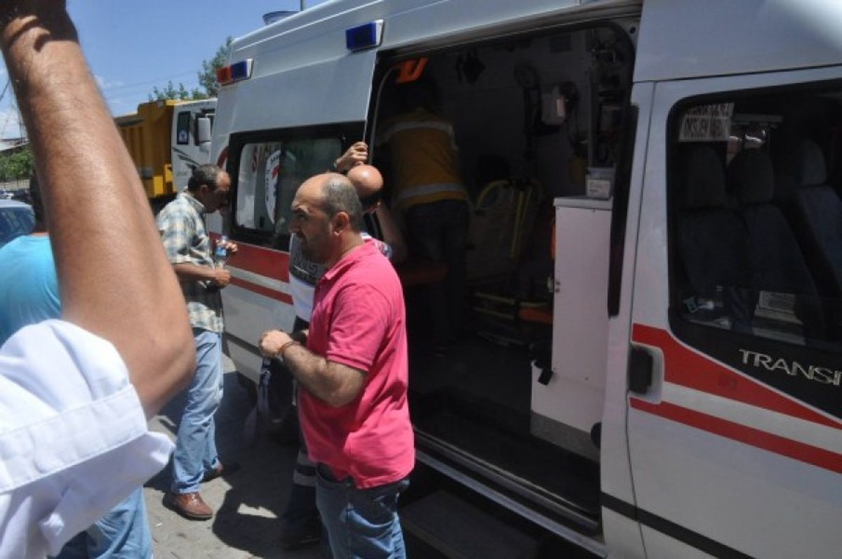 Eylemciler Elektrik Borcunun Tutulduğu Arşivi Yaktı