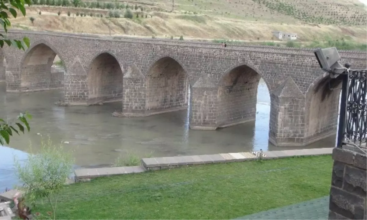 Fotoğraf Çekmek İsterken Az Kalsın Ölüyordu