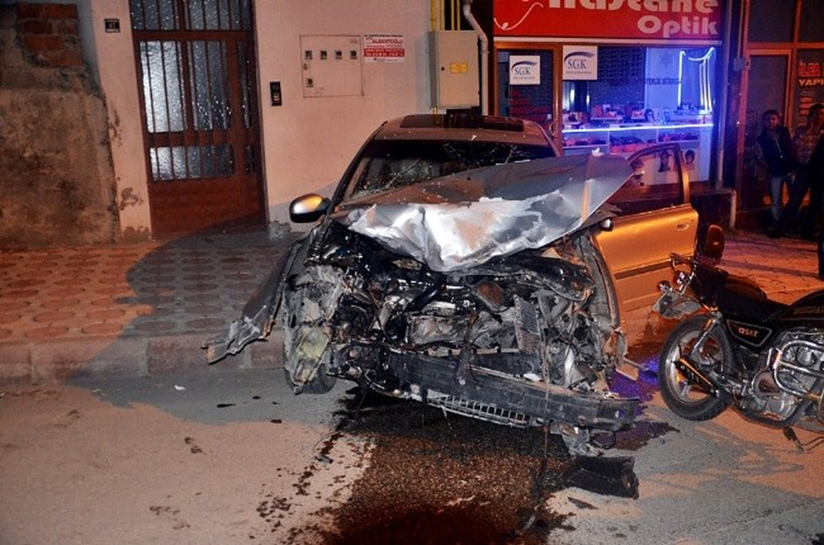 Hastane Kavşağında Trafik Kazası: 1 Ağır Yaralı