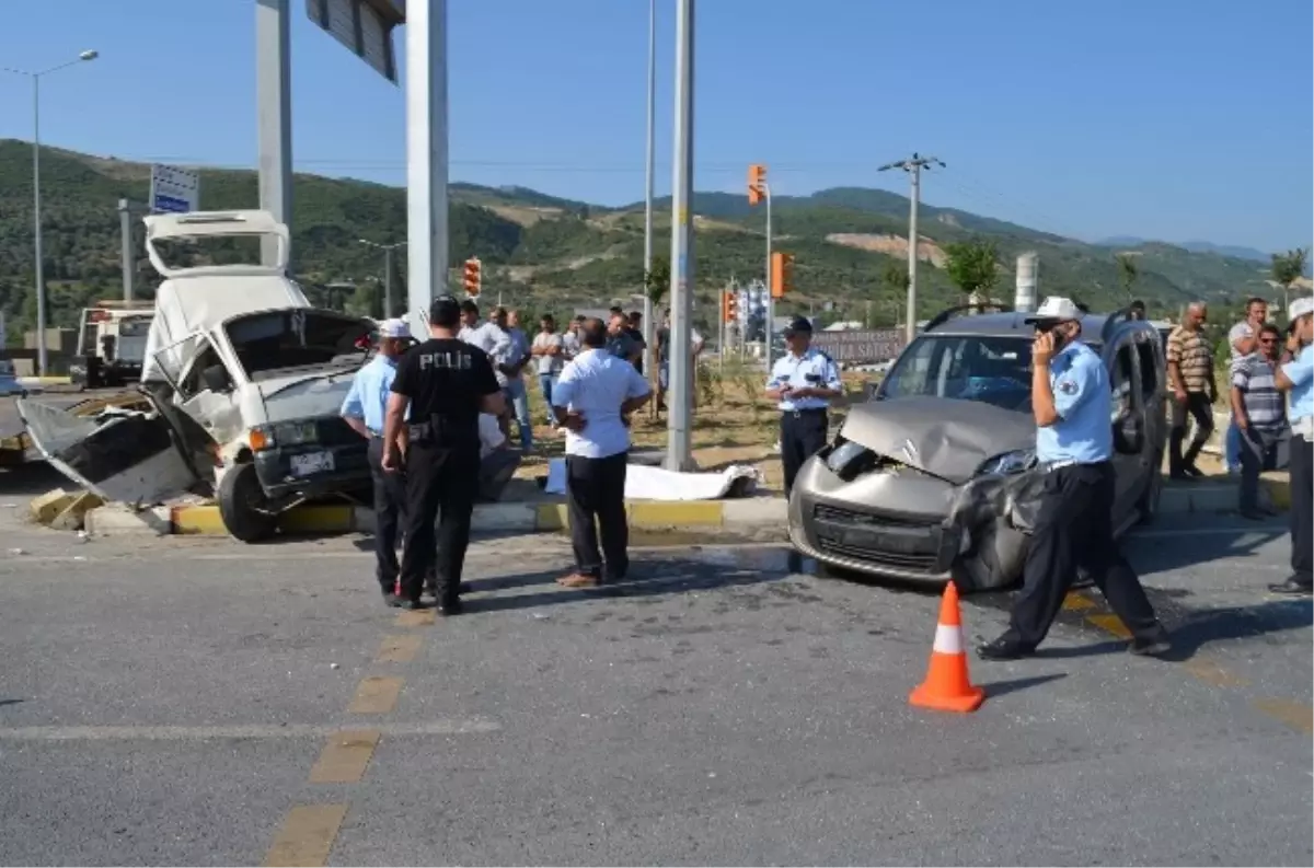 İnşaat Servisi Araç ile Çarpıştı: 1 Ölü, 13 Yaralı