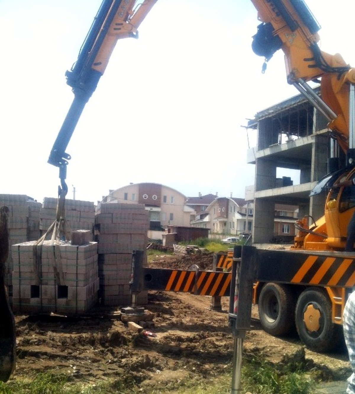 İnşaatta Vinçten Düşen İşçi Yaralandı
