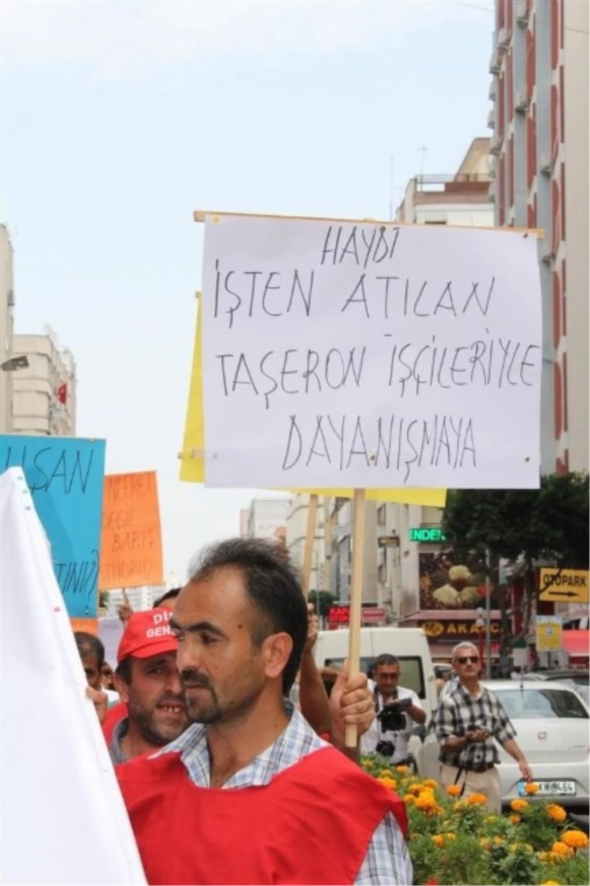 İşten Çıkarılan Taşeron İşçiler Mersin Büyükşehir Belediyesi\'ne Yürüdü