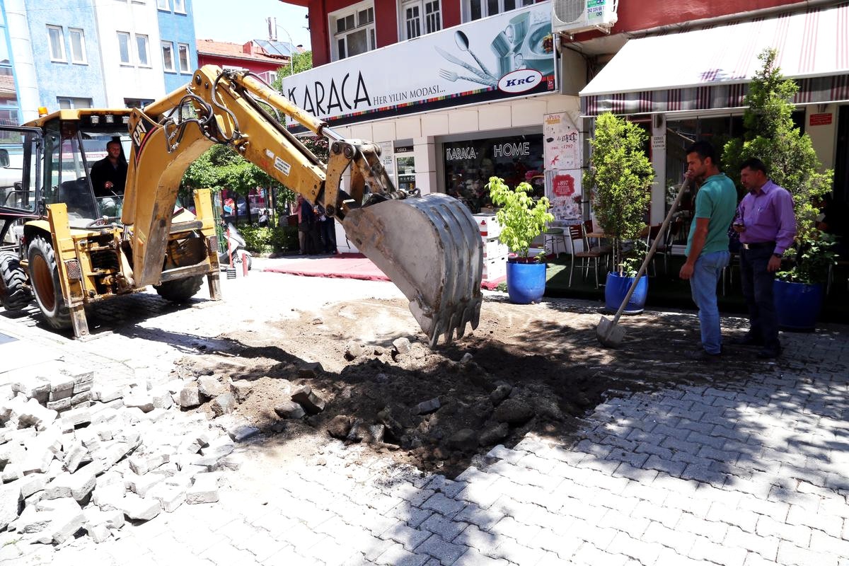 Kanalizasyon Kazısında Mezar Ortaya Çıktı