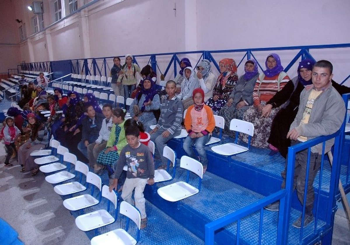 Karaman\'da Tarım İşçileri Kapalı Spor Salonuna Götürüldü