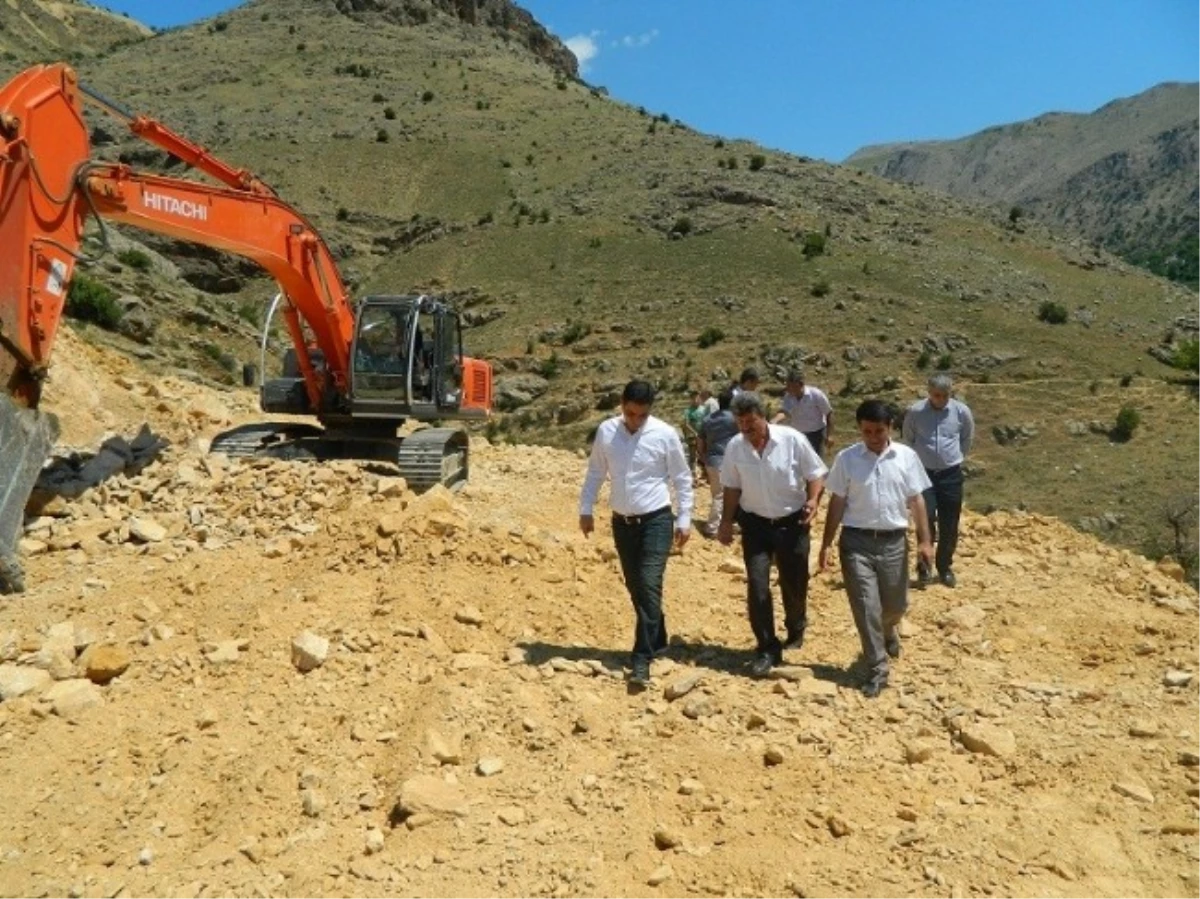 Kozluk Kaymakamı Aktürk, Yol Çalışmasını Denetledi