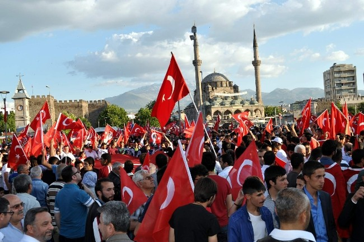 Kayseri\'de \'Bayrak\' Yürüyüşü