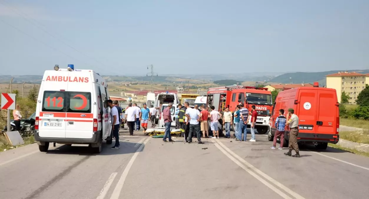 Kocaeli\'de Trafik Kazası: 4 Yaralı