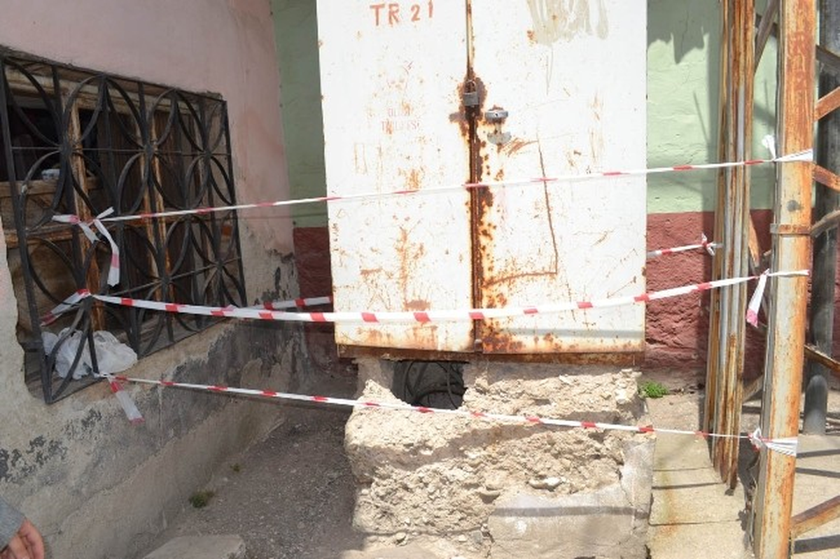 Kula\'da Açıkta Bırakılan Elektrik Kabloları Tehlike Saçıyor