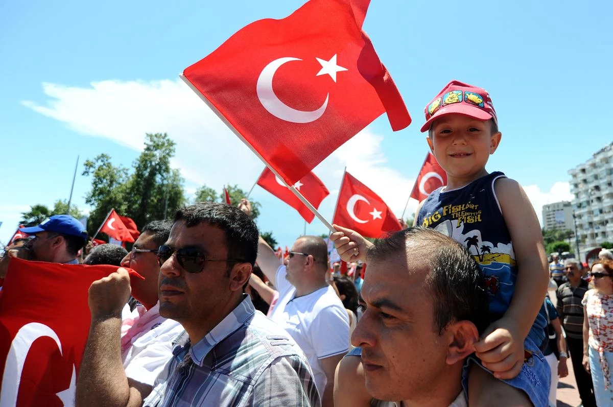 Antalya\'da Bayrak Protestosu