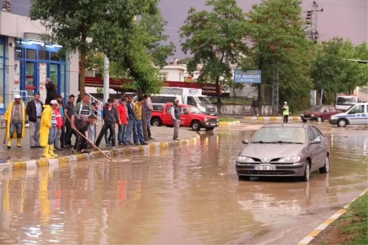 Nevşehir\'de Sağanak Yağış ve Dolu Hayatı Olumsuz Etkiledi