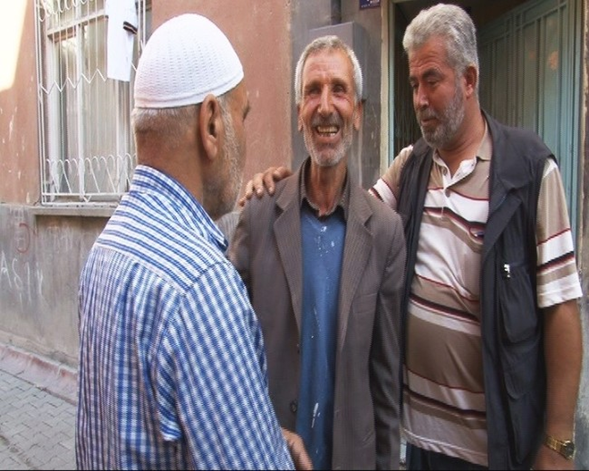 Öldü Sanılan Adam Elinde Boyayla Geldi