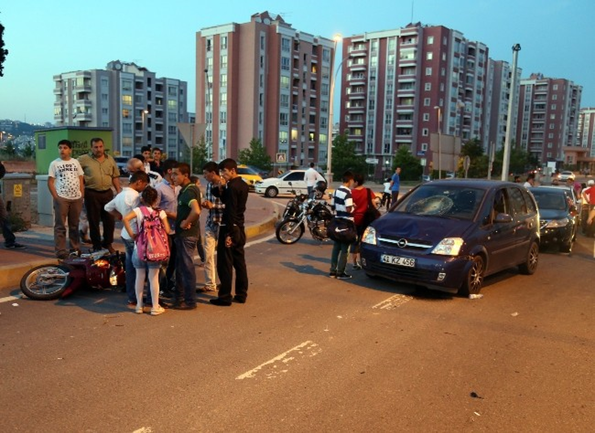 Otomobille Motosiklet Çarpıştı: İki Yaralı