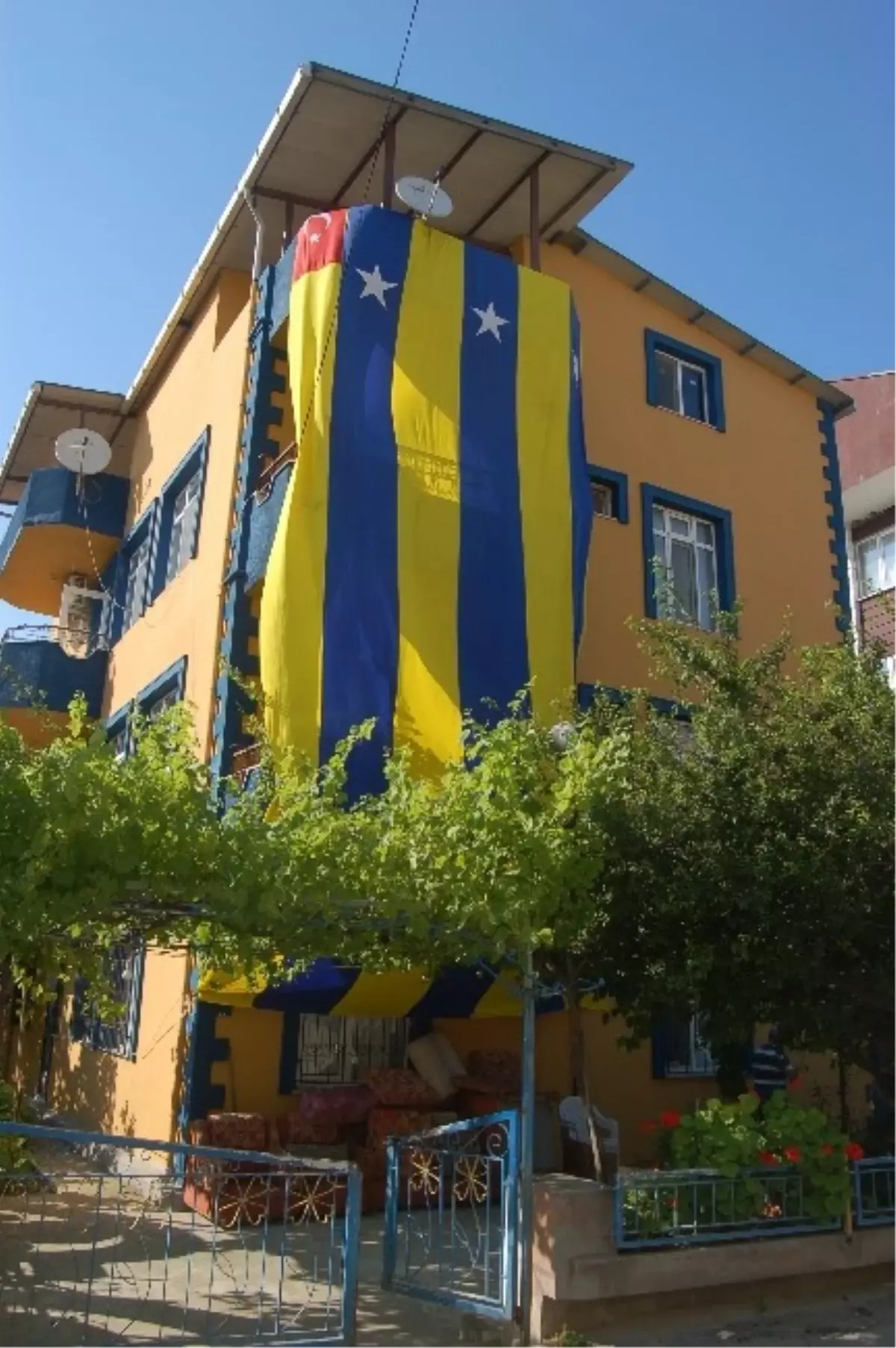 Şampiyonluk Sevinci, 4 Katlı Apartman Boyattı