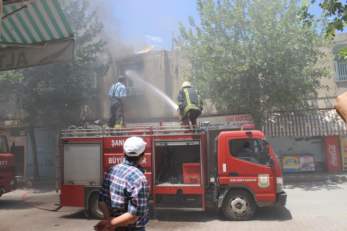 Şanlıurfa\'da Çiftçiler DEDAŞ Binasını Yaktı