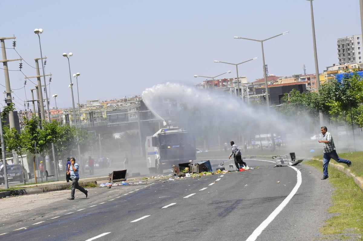Siverek\'te Elektrik Kesintisi Protestosunda Gerginlik