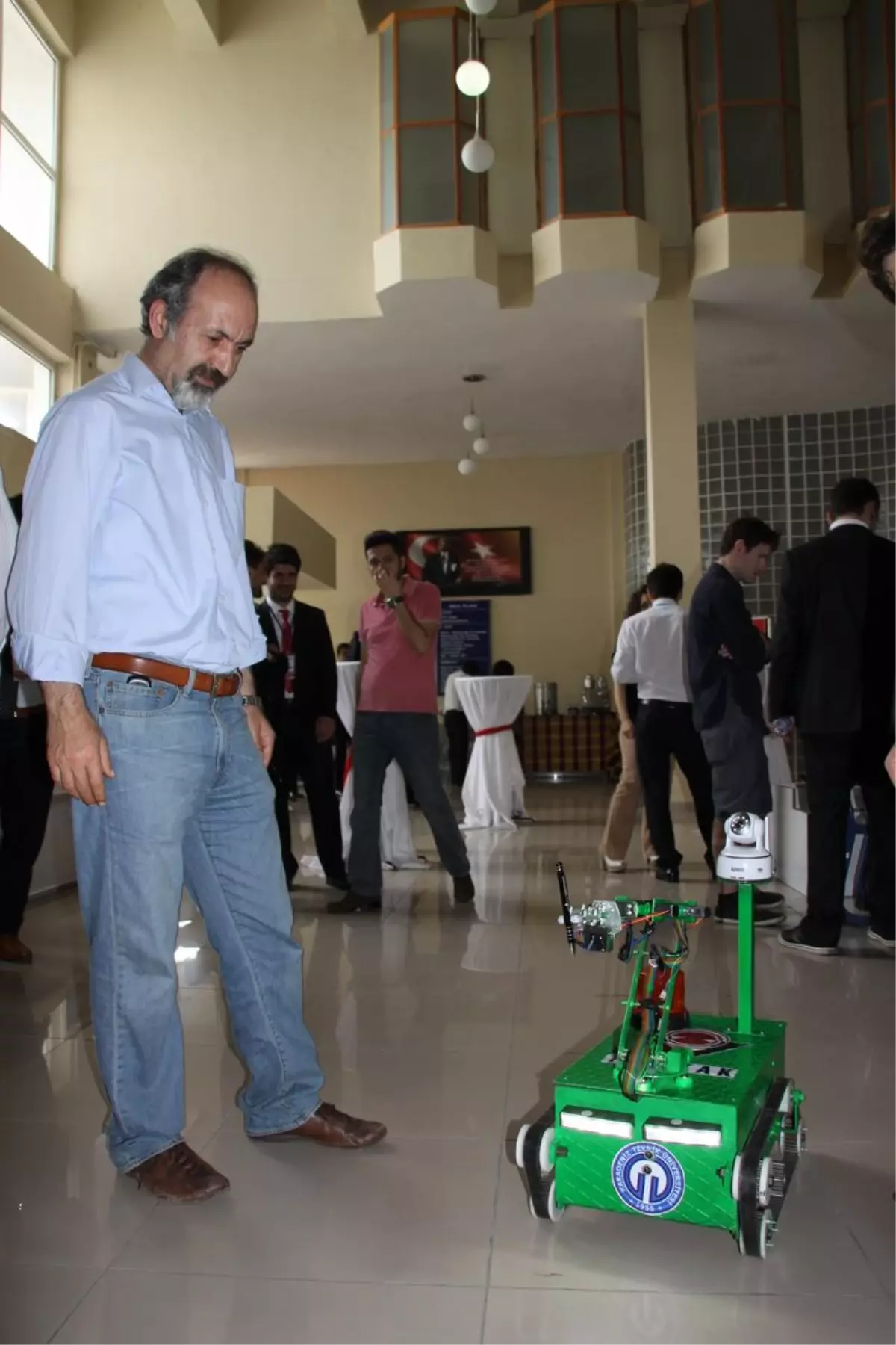 Şüpheli Paketleri Üniversitelilerin Robotu İmha Edecek