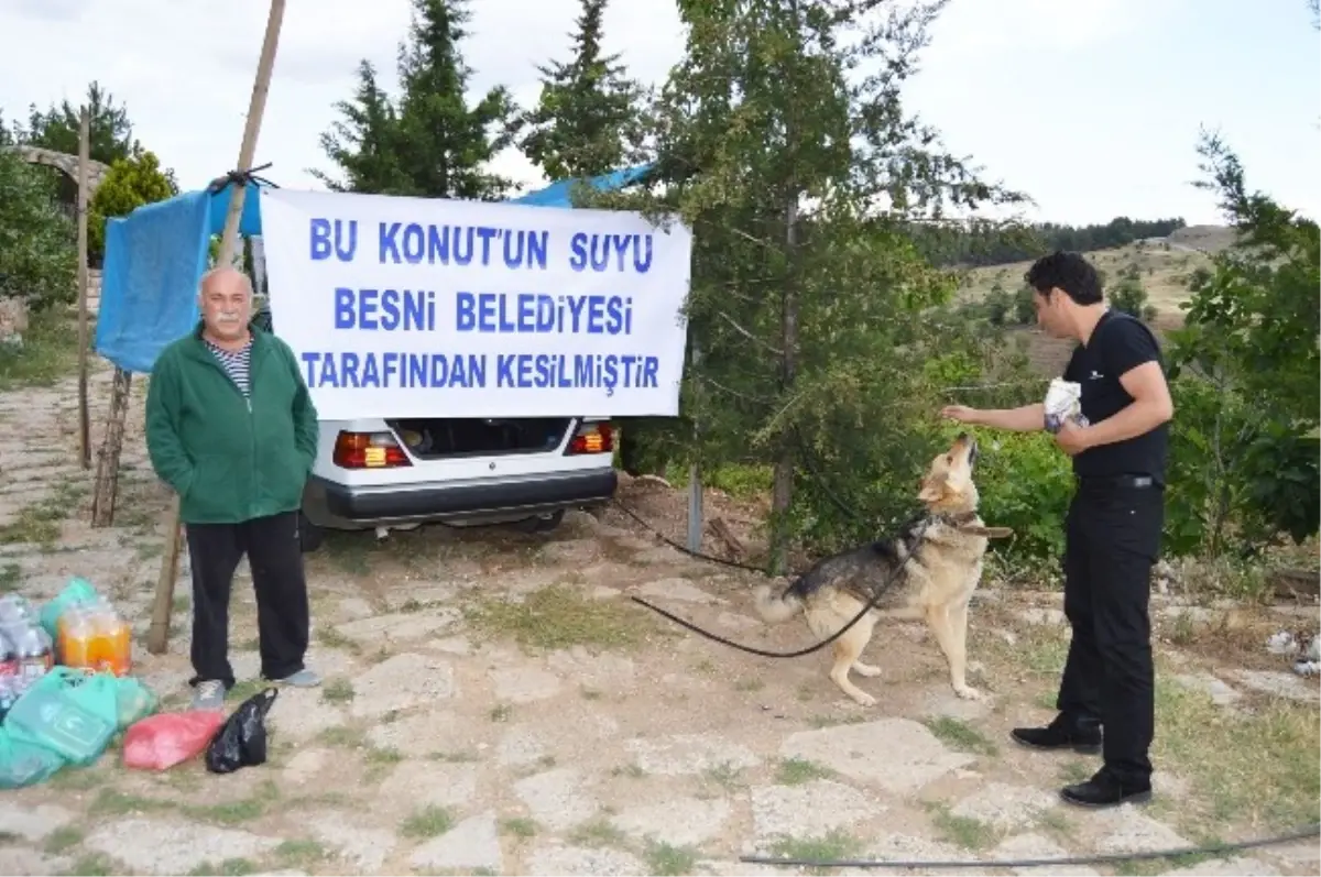 Suyu Kesilen Vatandaştan Pankartlı Protesto